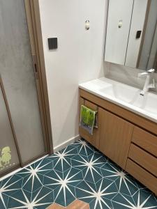 a bathroom with a sink and a mirror at Baoyan Kingston - Guest House with 2 bedrooms with 1 toilet-washing room in Kingston upon Thames