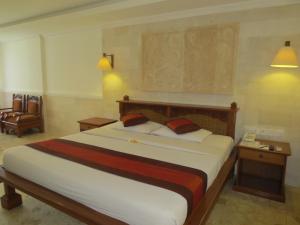 Postel nebo postele na pokoji v ubytování Melasti Beach Resort & Spa Legian