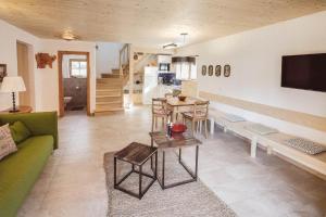 a living room with a green couch and a table at Luna Blanca Chalet in Schwangau