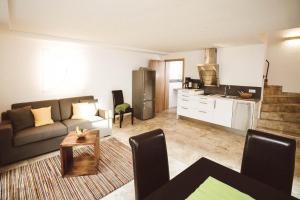 a living room with a couch and a kitchen at Luna Mia 1 Chalet in Schwangau