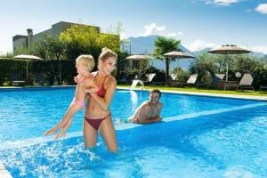 Bazén v ubytování Active & Family Hotel Gioiosa nebo v jeho okolí