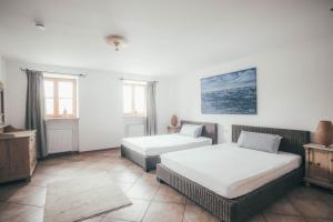 two beds in a room with two windows at Luna Mia Apartment 2 in Schwangau