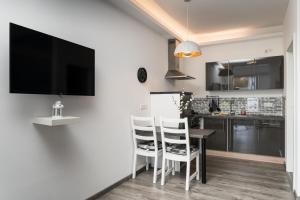 a kitchen and dining room with a table and chairs at Black & White in Ilmmünster