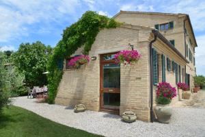 a brick building with pink flowers on it at Casal dei Fichi in Francavilla dʼEte