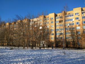 モスクワにあるHostels Rus-Kolomenskayaの雪の中の建物