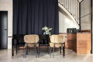 a dining room with chairs and a table with flowers at Taikavilla in Kuusamo