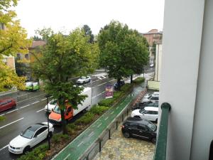una vista de un aparcamiento con coches aparcados en Bilocale Mentana 21, en Parma