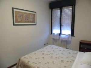 - une chambre avec un lit et une fenêtre dans l'établissement Bilocale Mentana 21, à Parme