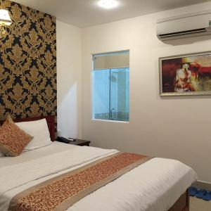 Giường trong phòng chung tại Huy Hoang 1 Hotel