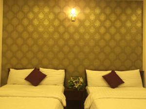 Postel nebo postele na pokoji v ubytování Huy Hoang 1 Hotel - Tân Bình