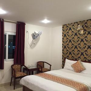 Postel nebo postele na pokoji v ubytování Huy Hoang 1 Hotel - Tân Bình