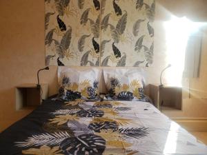 a bedroom with a bed with a floral wallpaper at La Villa Pauze in Royat