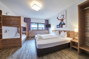 1 Schlafzimmer mit 2 Betten und 1 Etagenbett in der Unterkunft Holiday Home Viehhofen in Viehhofen