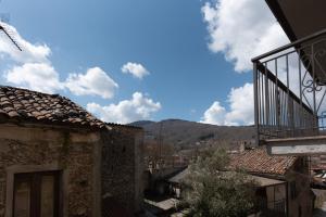 a view of the sky from an alley between two buildings at Wake&Relax in Decollatura