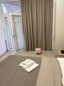 a bedroom with a bed with two towels on it at Acrita Superior in Mandaradoni