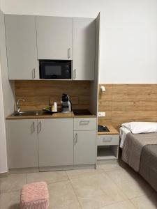 a small kitchen with a sink and a microwave at Acrita Superior in Mandaradoni