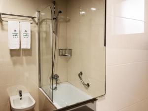 Kylpyhuone majoituspaikassa Hospederia de Loarre