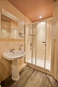 Kylpyhuone majoituspaikassa Pontlands Park Hotel