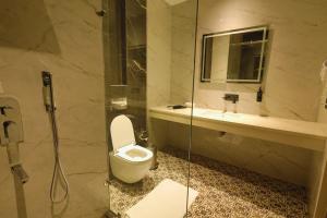 a bathroom with a toilet and a sink and a shower at BB Grand in Sunām