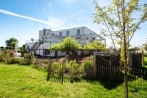 a house behind a fence in a yard at Zeitlos Boutiquehotel in Limburg an der Lahn