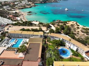 widok ośrodka i plaży z lotu ptaka w obiekcie Hotel Vibra Cala Tarida-3SUP w mieście Cala Tarida