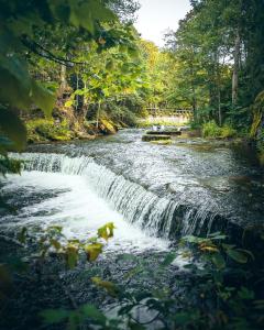 ein Wasserfall mitten in einem Fluss in der Unterkunft Old Silent in Hara + 26 Fotos