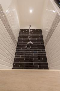 Et badeværelse på Luxury Apartment by Hi5-Városház Suite + 18 billeder