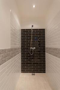 Et badeværelse på Luxury Apartment by Hi5-Városház Suite