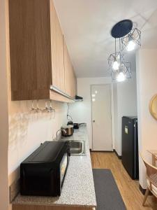 eine Küche mit einer Arbeitsplatte mit Toaster in der Unterkunft Js Place at Arezzo Place Davao in Davao City