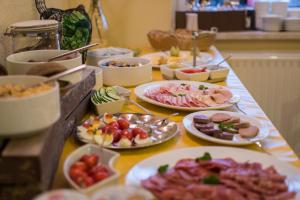 un buffet avec des assiettes de nourriture sur une table dans l'établissement Pension Regina - Inh. Monique Kluge, à Gotha