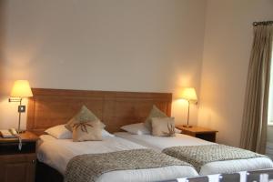 A bed or beds in a room at Deebert House Hotel