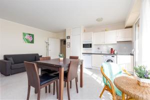 a kitchen and living room with a table and chairs at Victoria bilocale centro città e vista mare in Menton