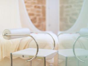 two chairs in a waiting room with a mirror at Cas Ferrer Nou Hotelet in Alcudia