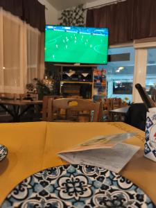 a table with a television in a dining room at Furioza in Amisianá
