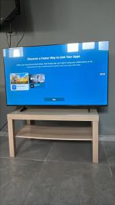a flat screen tv sitting on top of a wooden stand at Furioza in Amisianá