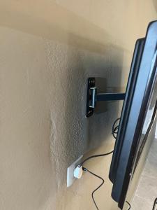 a wall with a wall with a electrical outlet at Furioza in Amisianá