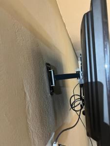a wall with an electrical outlet on a wall at Furioza in Amisianá