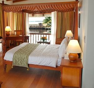 Ein Bett oder Betten in einem Zimmer der Unterkunft Lemon Tree Vembanad Lake Resort, Kerala