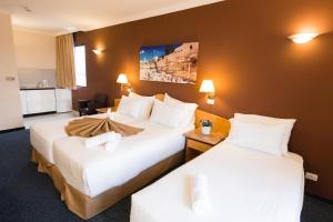 Postel nebo postele na pokoji v ubytování Jerusalem Gardens Hotel