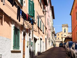 a narrow alley with green shutters on a building at Casa dell'Artista - HelloElba in Portoferraio