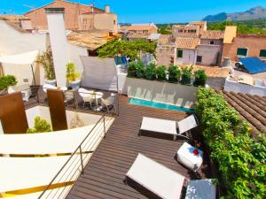 an apartment balcony with chairs and a swimming pool at Cas Ferrer Nou Hotelet in Alcudia