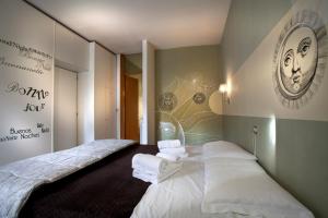 una camera da letto con un letto e asciugamani di I Soli a Verona
