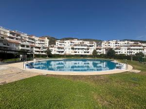 a large swimming pool in front of some apartment buildings at Apartamento Benalmarina in Benalmádena