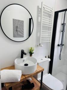 a bathroom with a white sink and a mirror at Oak Lodge - Oakplaces in León