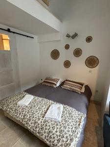 a bedroom with a bed in a room at Les Capucins de Provins Studio in Provins