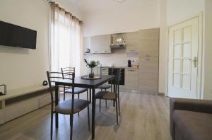 a kitchen and dining room with a table and chairs at Pompei Centro Apartments in Pompei