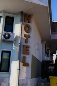 een hotelbord aan de zijkant van een gebouw bij Hotel Perla in Gorna Orjachovitsa