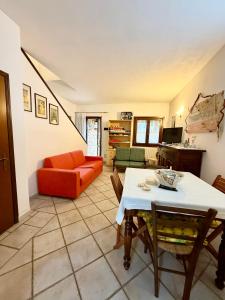 a living room with a red couch and a table at Casa vacanza Oleandro in San Teodoro