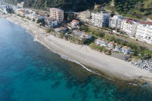 an aerial view of a beach with buildings and the ocean at B&B Maison Sophie SOVERATO MARINA in Soverato Marina