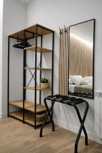 a room with a mirror and a table and a shelf at Oak Lodge - Oakplaces in León